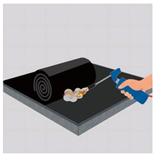 Hamparkan gulungan membrane Casali di atas area lalu mulai bakar sisi bawah membran menggunakan gas torch Sambil terus dipanaskan, gulirkan membrane perlahan ke depan. Pastikan api mengenai permukaan membrane secara merata.