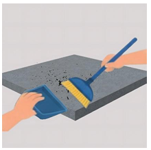 Pastikan seluruh permukaan dak beton kering dan bersih dari kerikil, minyak dan air.  Jika ada retak rambut, tutup dulu dengan semen instan atau sealant. 