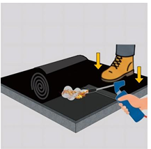 Setelah dibakar dan ditempel, tekan-tekan membran dengan menggunakan kaki atau  alat penekan agar menempel rata dan tidak ada udara yang terjebak (gelembung). 