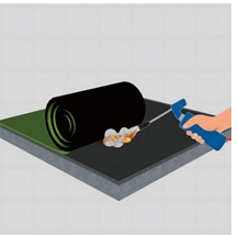 Hamparkan gulungan membrane di atas area lalu mulai bakar sisi bawah membran  menggunakan gas torch Sambil terus dipanaskan, gulirkan membrane perlahan ke depan.  Pastikan api mengenai permukaan membrane secara merata