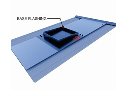 Selipkan bagian atas base flashing ke bawah lembaran flashing untuk mencegah  air mengalir masuk. Screw sekeliling base flashing ke rangka atap menggunakan  bor.