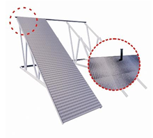 Jepit ujung lembaran pertama menggunakan screw atau roofing nail agar tidak  bergeser saat pemasangan dilanjutkan.  