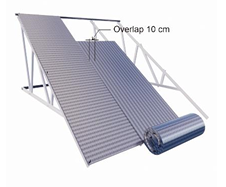 Pasang lembaran berikutnya di samping lembaran pertama dengan tumpang tindih (overlap) minimal 10 cm. Tutup area sambungan menggunakan aluminium tape untuk memastikan perlindungan yang optimal.