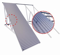 Tarik lembaran hingga kencang agar tidak melendut, lalu kunci bagian tengahnya  dengan screw atau nail roofing 